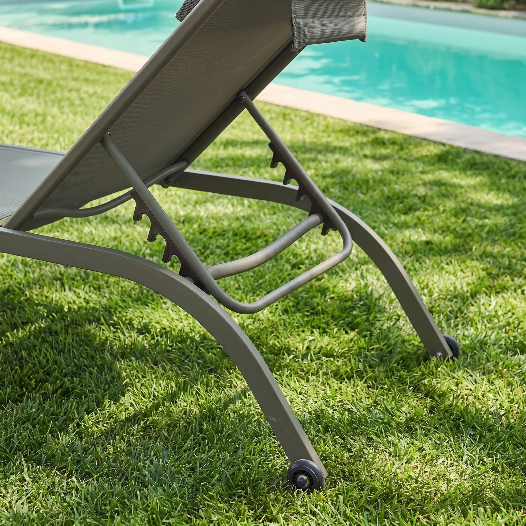 sweeek - Lot de 2 bains de soleil acier kaki multi positions avec coussin et roulettes - Ona | sweeek - Image 7
