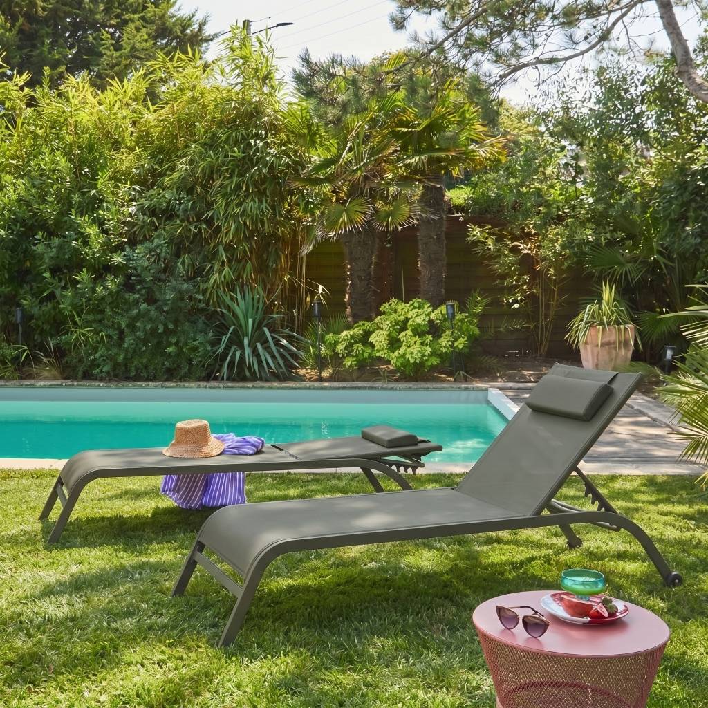 sweeek - Lot de 2 bains de soleil acier kaki multi positions avec coussin et roulettes - Ona | sweeek - Image 1