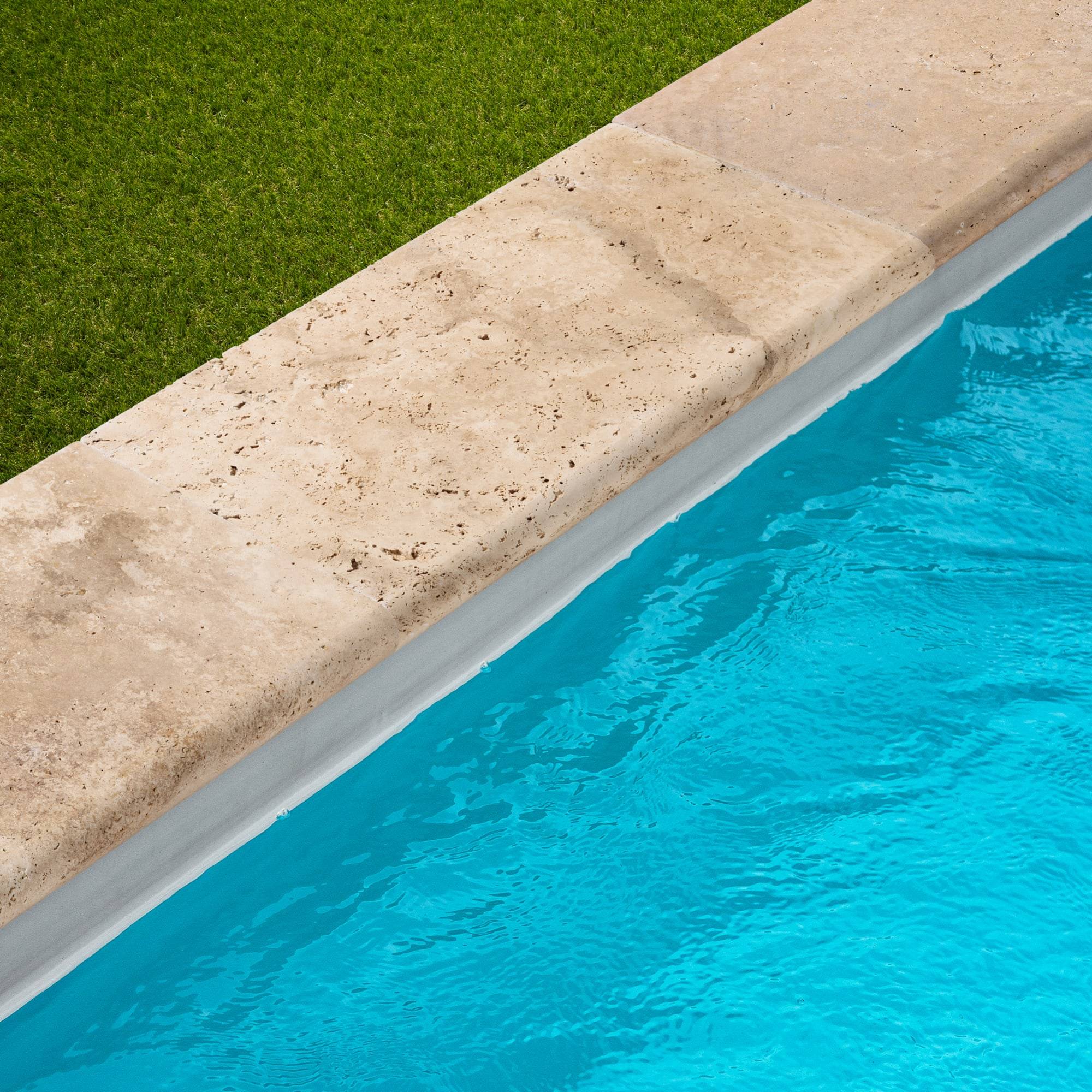 RO'MA Nature - Margelle de piscine Travertin Beige Nuancé 61x33x5 cm Bord 1/2 Rond (à l'unité) - RO'MA NATURE - Image 1