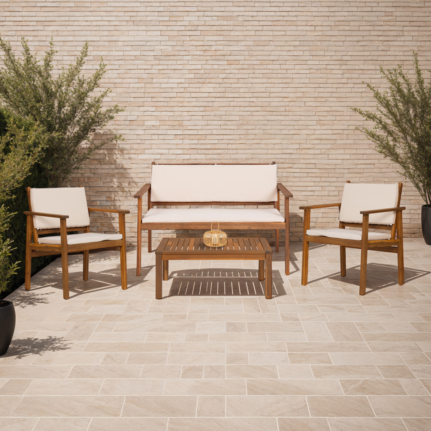 Salon de jardin bas JAKARTA 4 places en acacia avec canapé, fauteuils, table et coussins beiges - Image 2