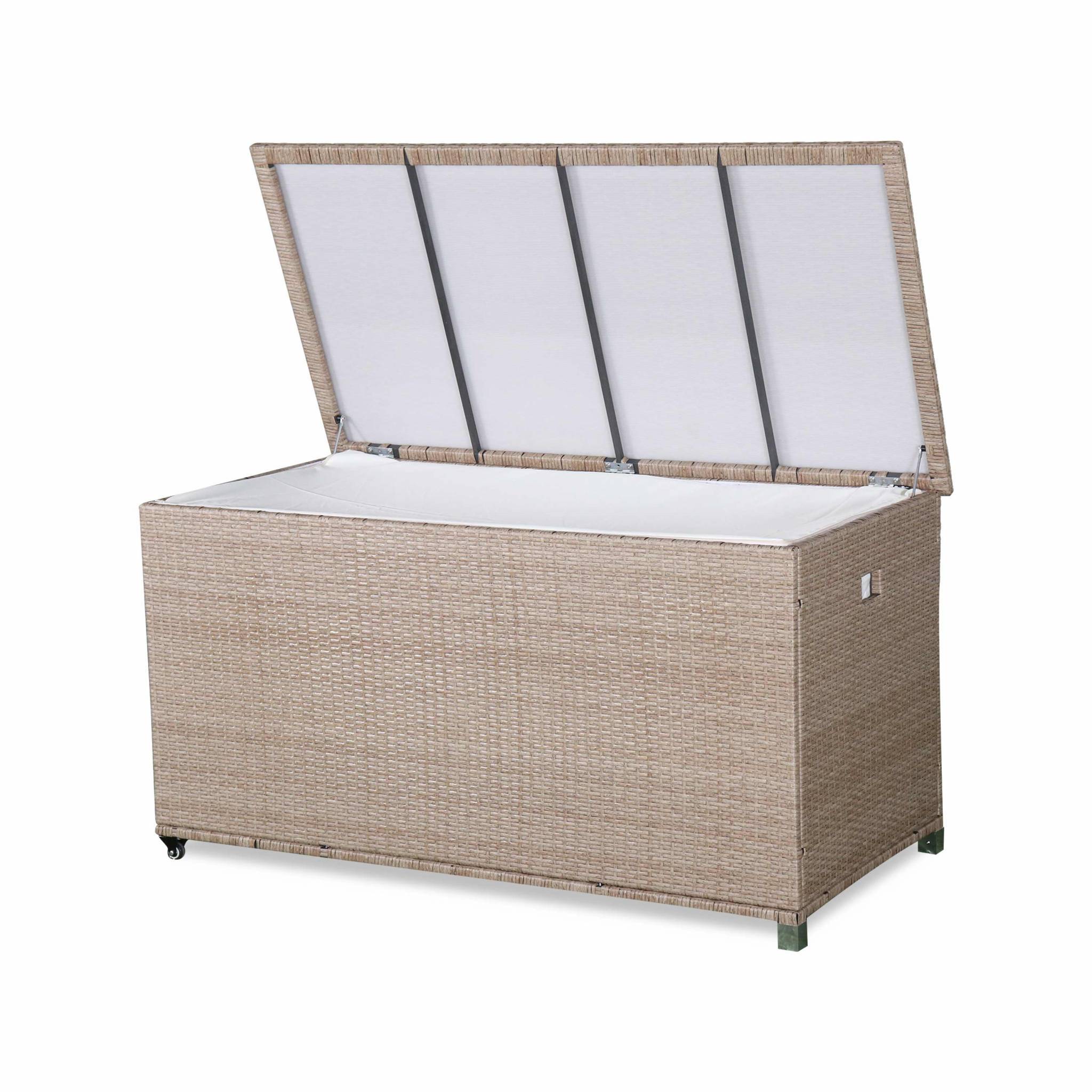sweeek - Coffre de jardin en résine tressée naturelle - Cassapanca  - 790L. vérins. roulettes. poignée et housse intérieure beige. rangement coussins | sweeek - Image 4