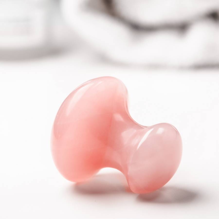 Masseur Visage Pierre de Quartz Rose - Guasha Champignon, Anti-Age, Stimule circulation sanguine, Peau saine et Éclatante - Sun&Sia - Image 3