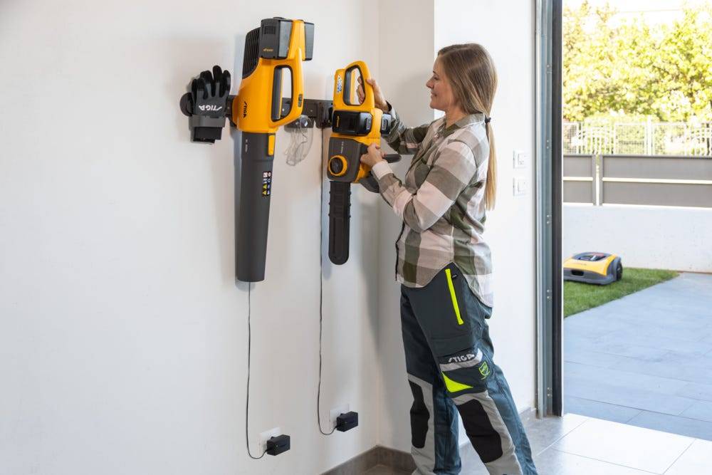 Stiga - Tronçonneuse sans fil STIGA CS 300e 12" (outil seul) – Alimentation par 2 batteries 20 V, coupe max. 265 mm, chargement intégré, rangement mural, - Image 4