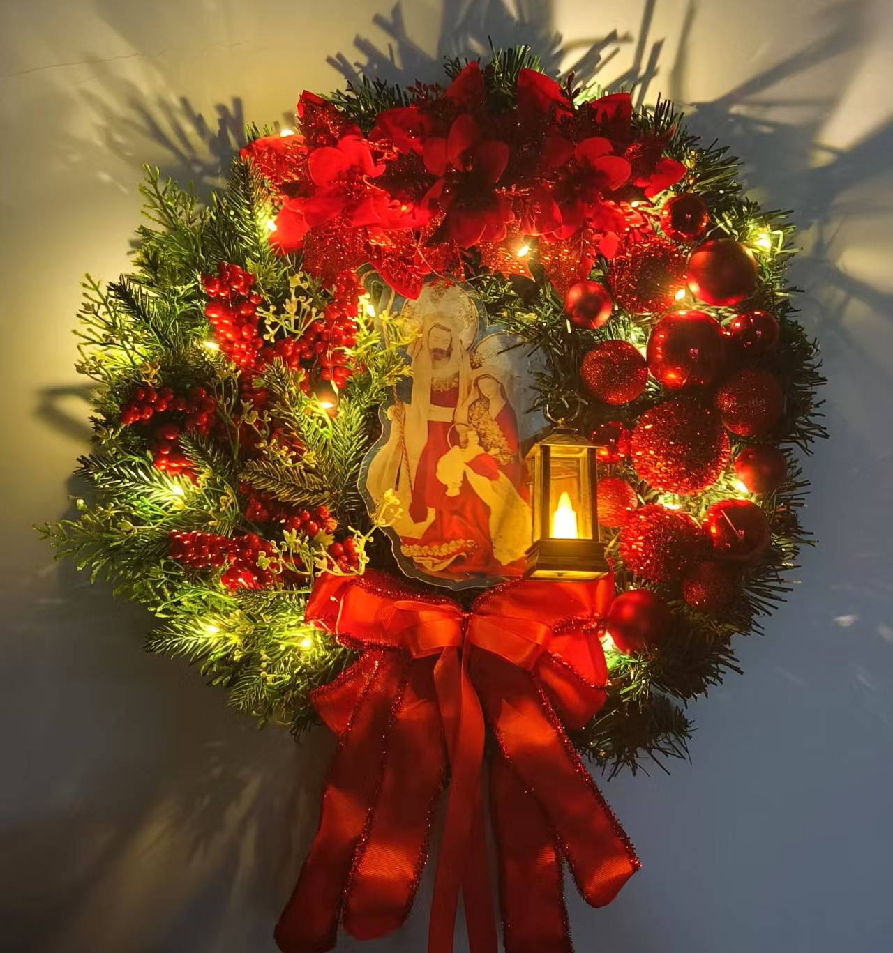 Couronne de Noël de 30 cm avec lumière LED, décorations de Noël, guirlande de Noël artificielle, fournitures de fête de Noël (rouge) - Image 1