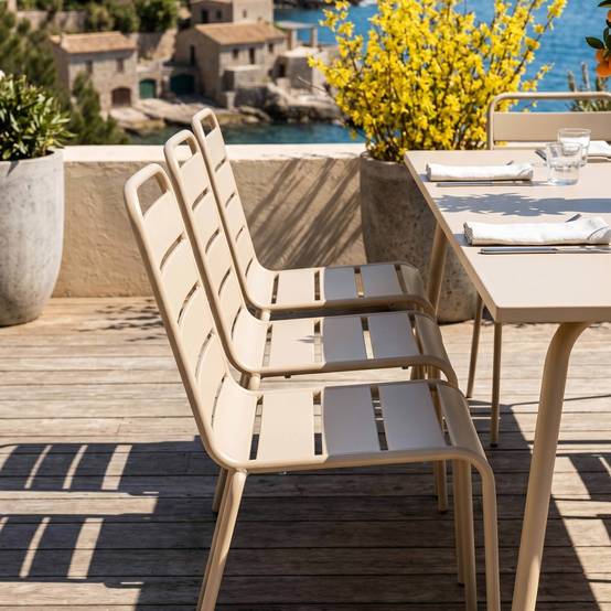 Oviala - Ensemble table de jardin et 8 chaises en métal ivoire Palavas - Oviala - Image 3