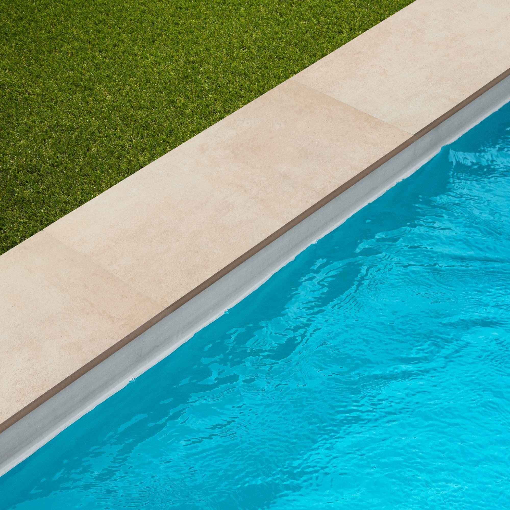 Margelle de piscine effet Béton Beige 60x28x2 cm Bord Droit Cemento  - RO'MA CARRELAGE - Image 1
