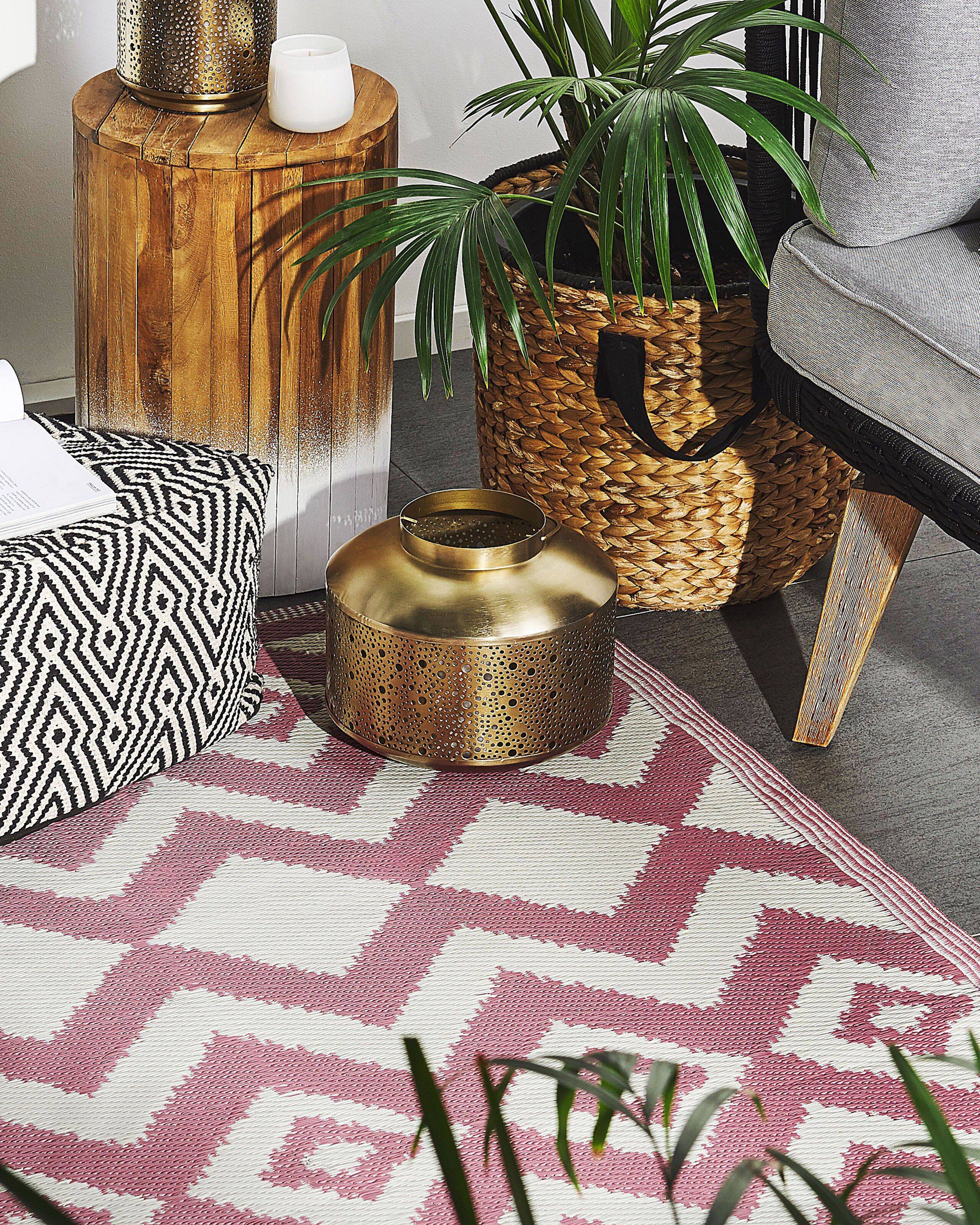 Beliani - Tapis Extérieur Intérieur Synthètique au Motif Zigzag Rose et Blanc Polyvalent Décoratif et Pratique pour Balcon Terrasse ou Salle de Bain 120 x 180 - Image 2