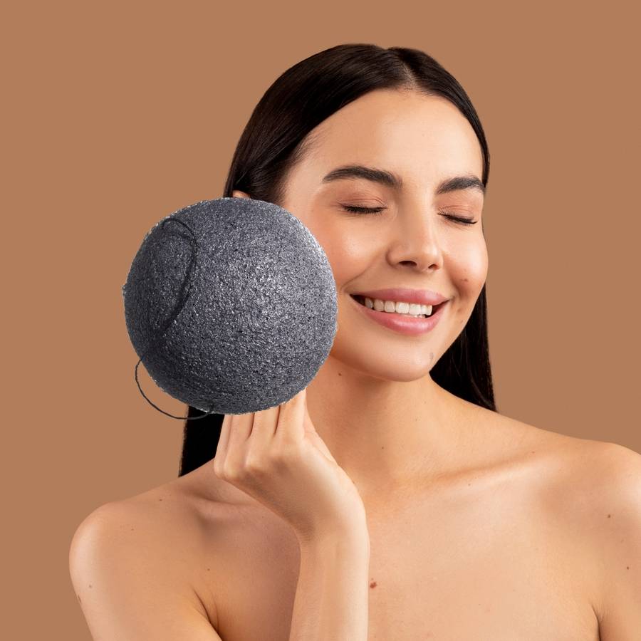 Sun&Sia - Éponge Konjac au Charbon de Bambou 100% Naturelle – Nettoie et Exfolie en Douceur, spéciale Peau Mixte, Grasse et Acnéique - Image 3