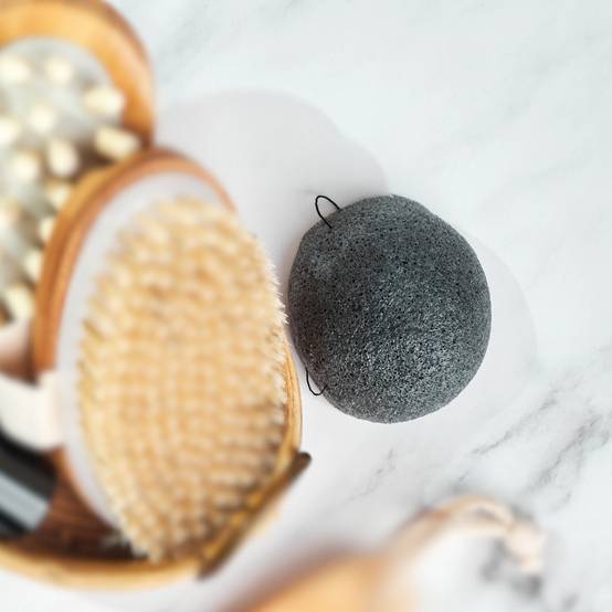 Sun&Sia - Éponge Konjac au Charbon de Bambou 100% Naturelle – Nettoie et Exfolie en Douceur, spéciale Peau Mixte, Grasse et Acnéique - Image 2