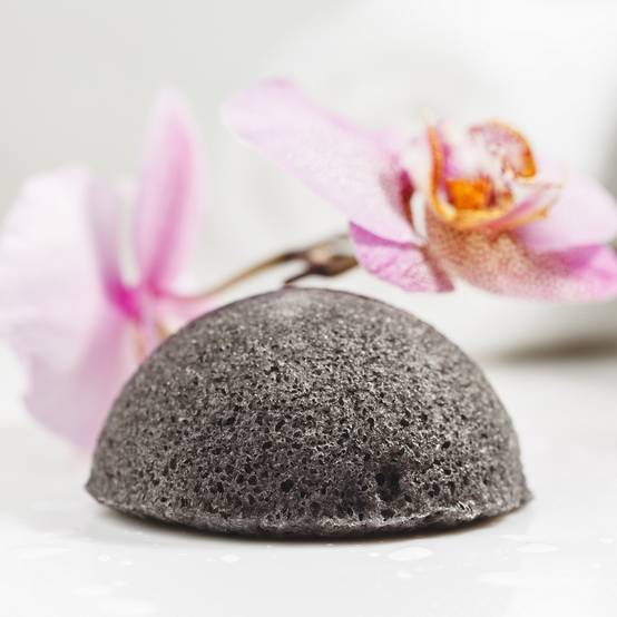 Sun&Sia - Éponge Konjac au Charbon de Bambou 100% Naturelle – Nettoie et Exfolie en Douceur, spéciale Peau Mixte, Grasse et Acnéique - Image 1