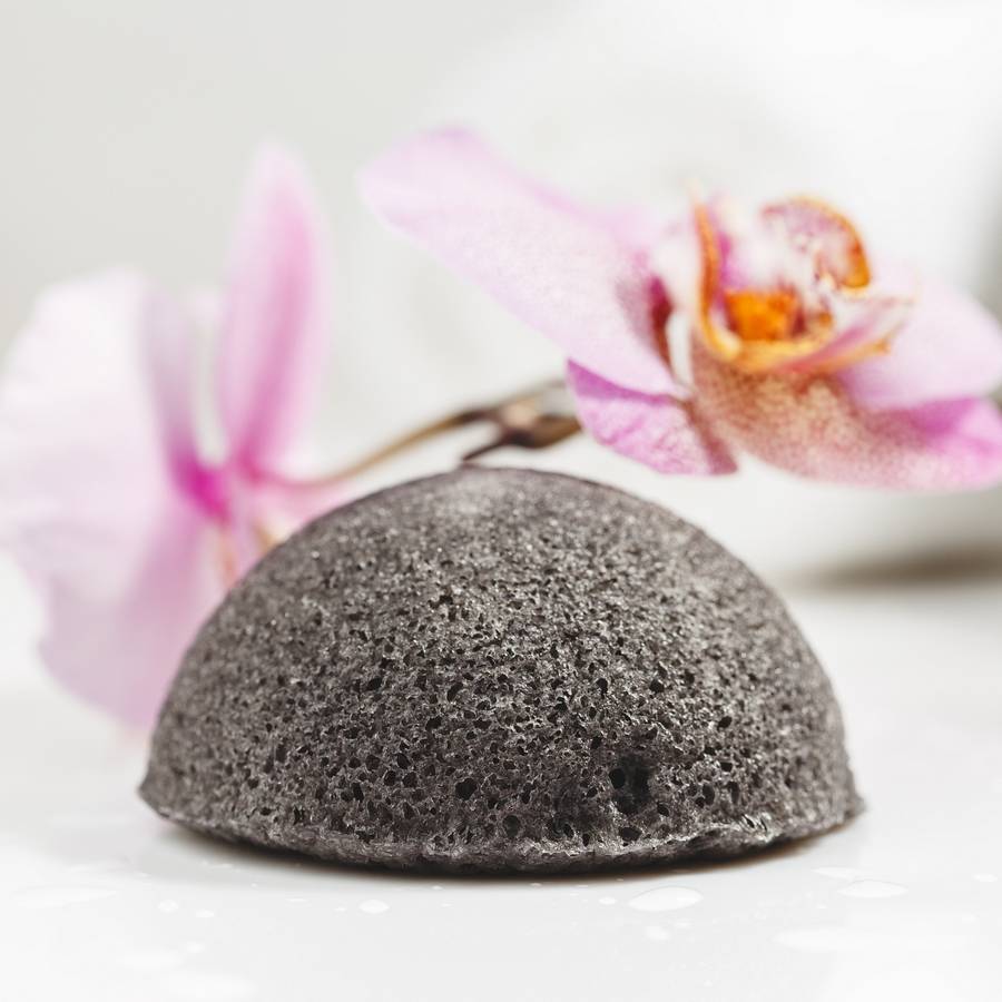 Sun&Sia - Éponge Konjac au Charbon de Bambou 100% Naturelle – Nettoie et Exfolie en Douceur, spéciale Peau Mixte, Grasse et Acnéique - Image 1