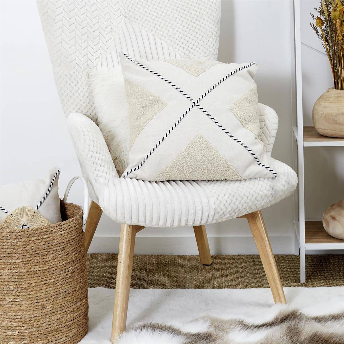 Coussin 40x40cm avec Tissu Bouclette Beige et Motif Géométrique Noir et Blanc - STACY - Image 2