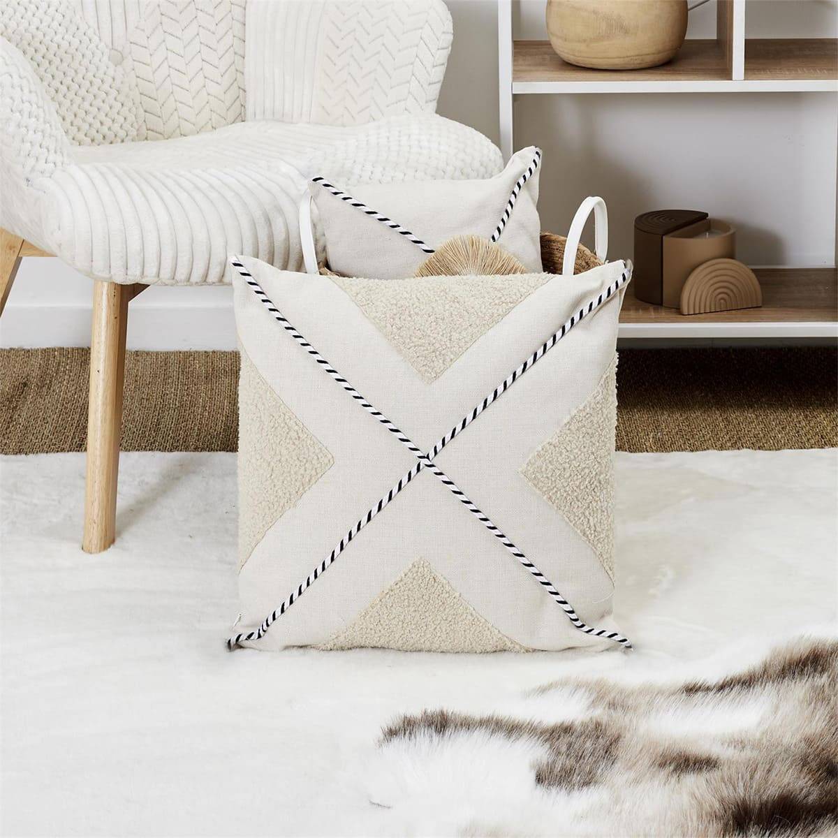 Coussin 40x40cm avec Tissu Bouclette Beige et Motif Géométrique Noir et Blanc - STACY - Image 3
