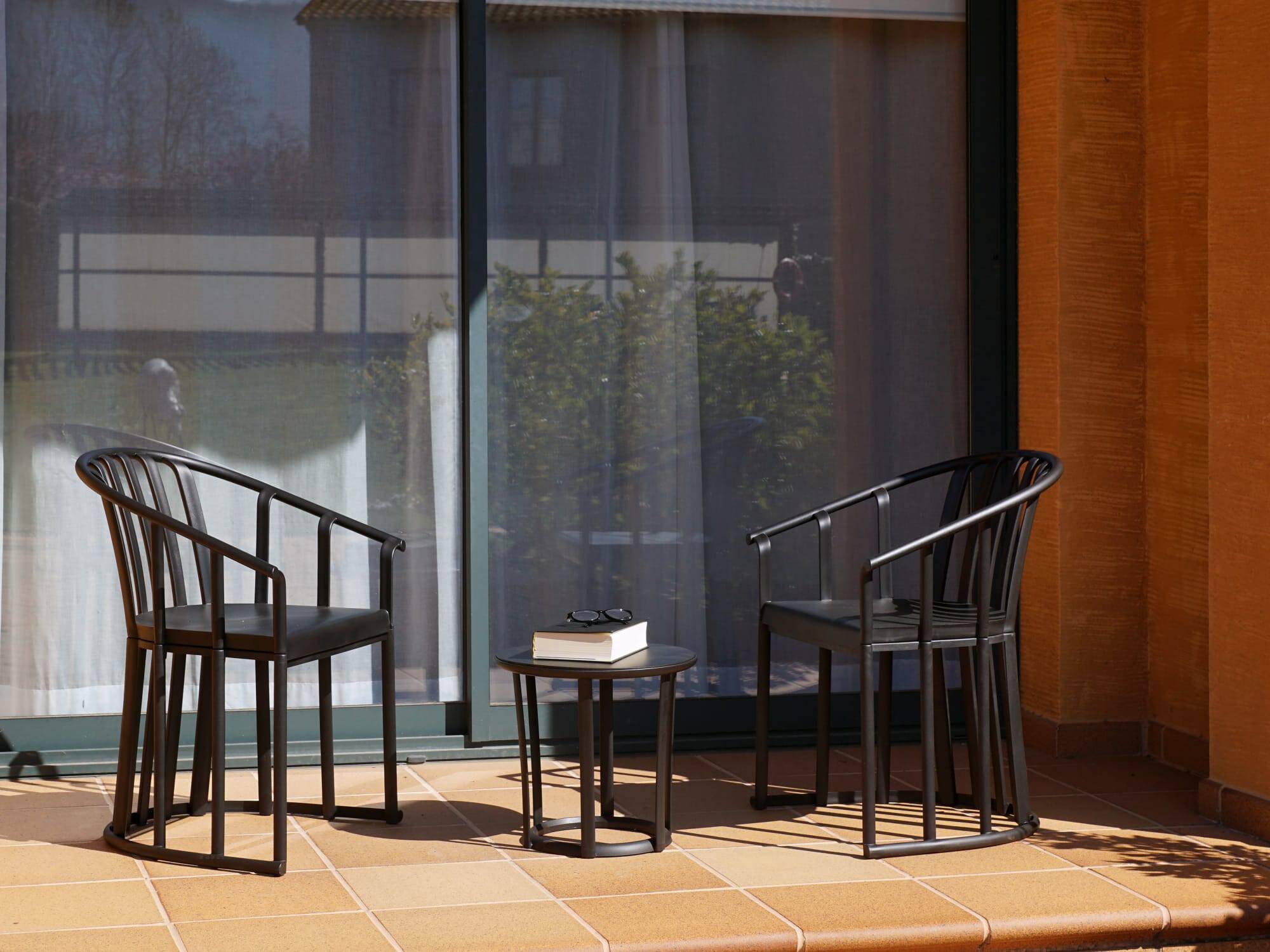 Set 2+1 fauteuils-table intérieur, extérieur noir RAFF Resol - Image 4