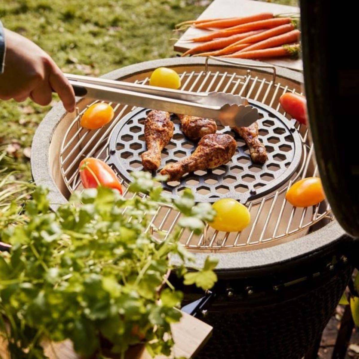Barbecue à charbon de bois Céramique Kamado Rouge 2 zones de cuisson Grill & Fumoir Ø56cm - Barbecue mobile + 2 tablettes INTEC - Image 7