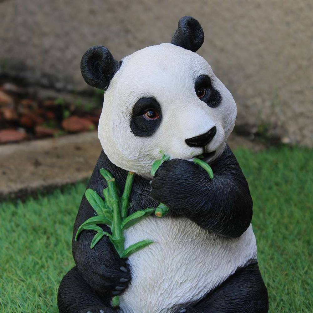 Vivid Arts - Panda mangeant de l'eucalyptus en résine - Image 4