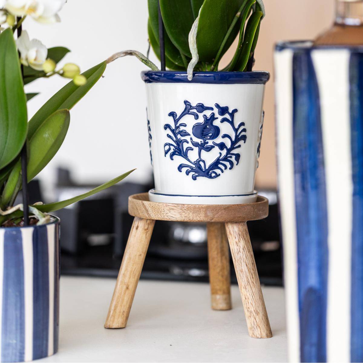 La Green Touch - Orchidée Amabilis Blanche et son pot- La Green Touch Malaga Bleu - Hauteur 35cm - Image 3
