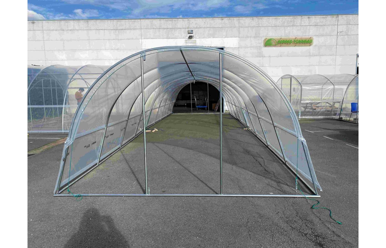 Serre tunnel de jardin - 44m² - 3,7 x 12 m - pieds arrondis - polyéthylène haute densité - aérations latérales - LES SERRES TONNEAU - Image 10