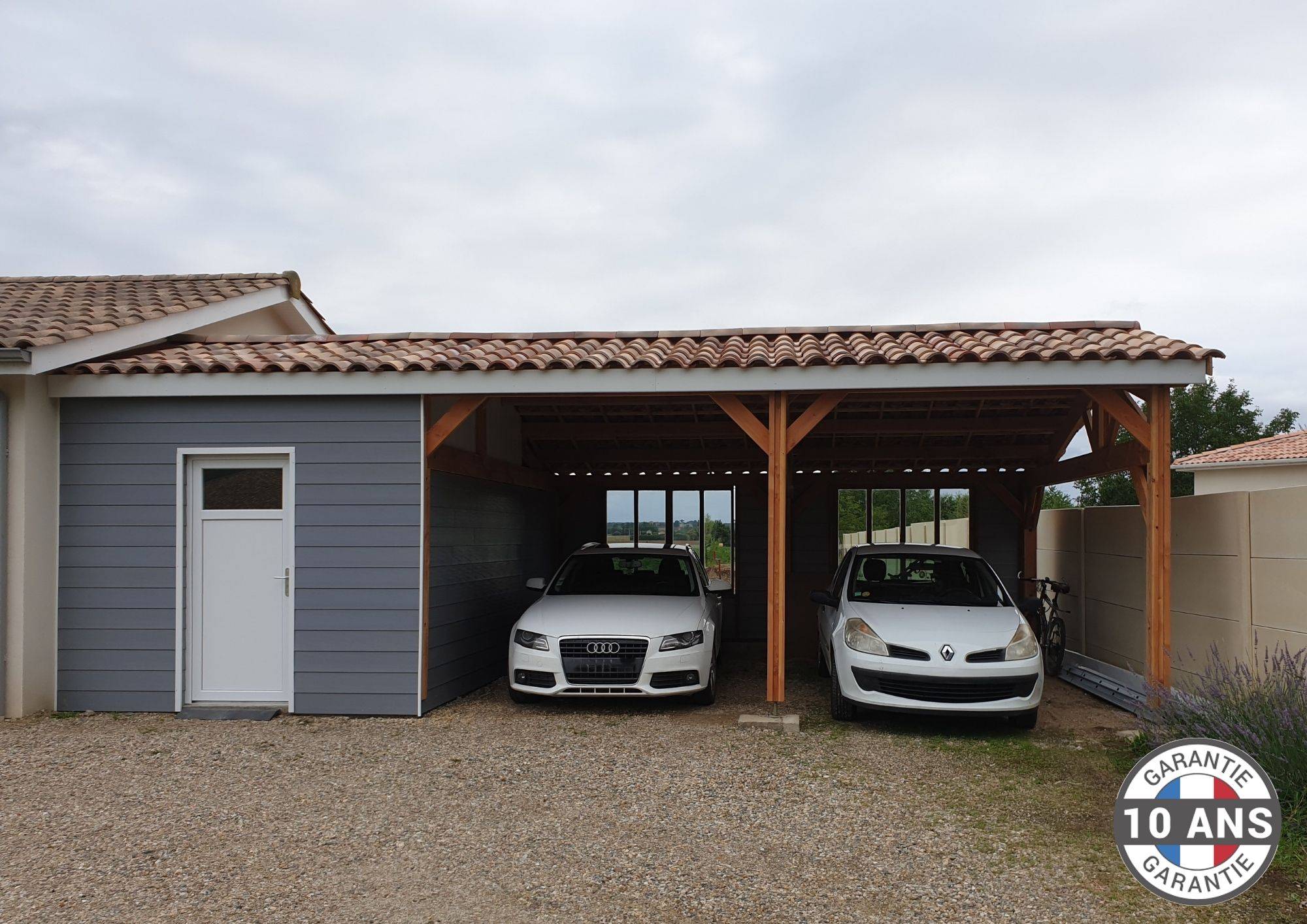 Cpbf Charpentes - Carport Bois Douglas Français 39 m² – 2 pentes adossé – 4 poteaux – Abri voiture extérieur – Garantie 10 ans - Image 1