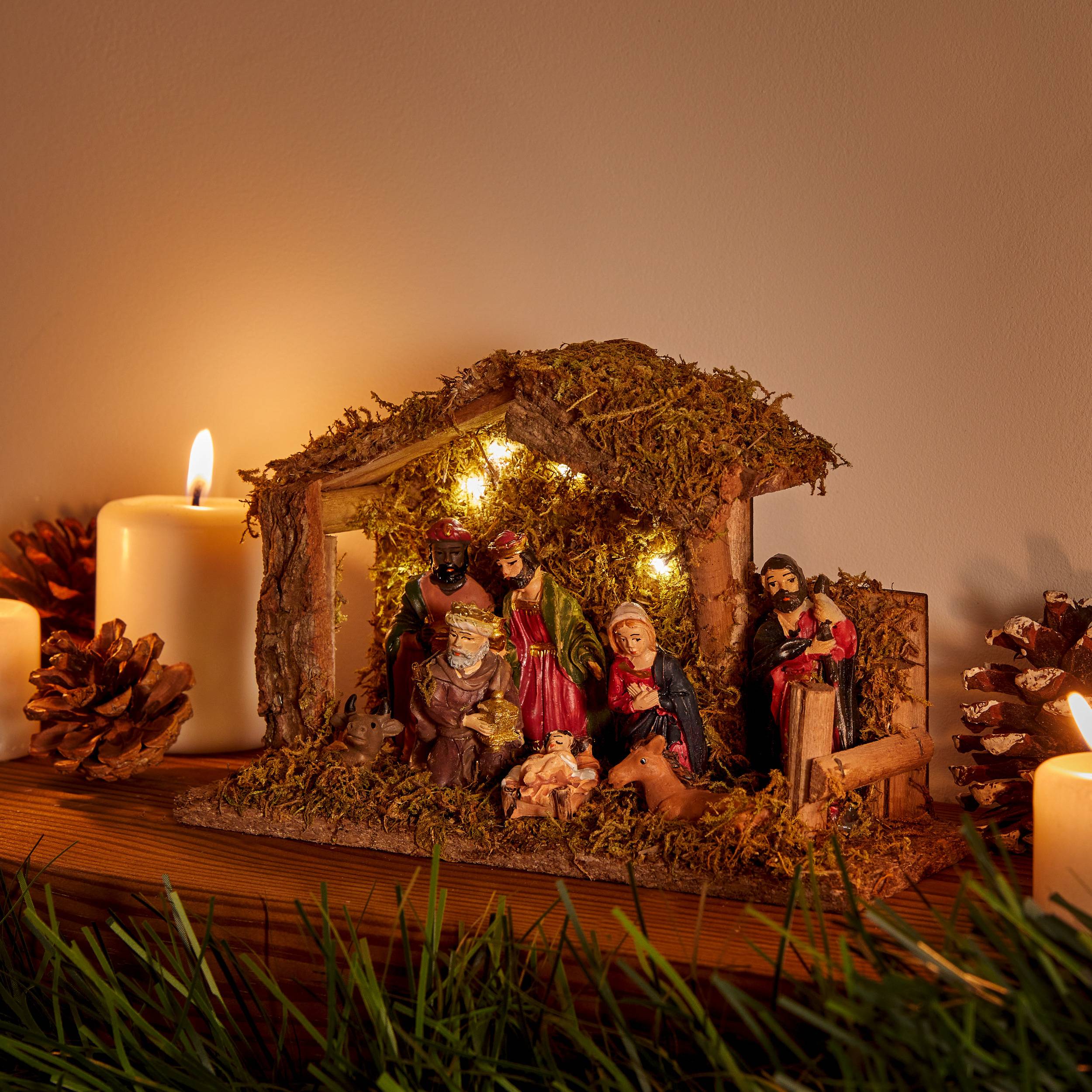 Fééric Lights & Christmas - Crèche de Noël à LED avec 7 santons 20x13cm résine et bois - Feeric Lights & Christmas - Image 1