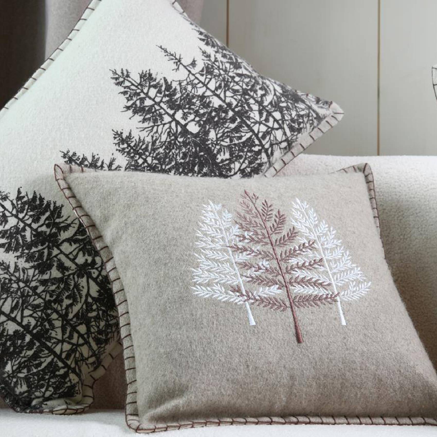 Lovely Casa - Coussin style montagne en velours de coton brodé - LOVELY CASA - Image 3