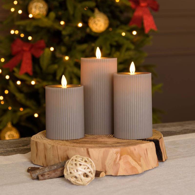 Lot de 3 Bougies LED Flamme scintillante Ø7,5cm H10/12,5/15cm avec nervures Cire taupe avec télécommande - Image 2