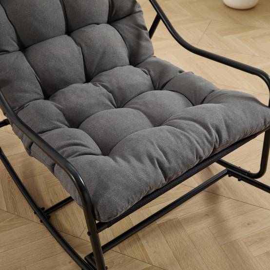 Fauteuil à bascule confortable avec rembourrage épais, idéal pour le salon, la chambre, le jardin et la terrasse. Structure noire, coussin gris. - Image 3