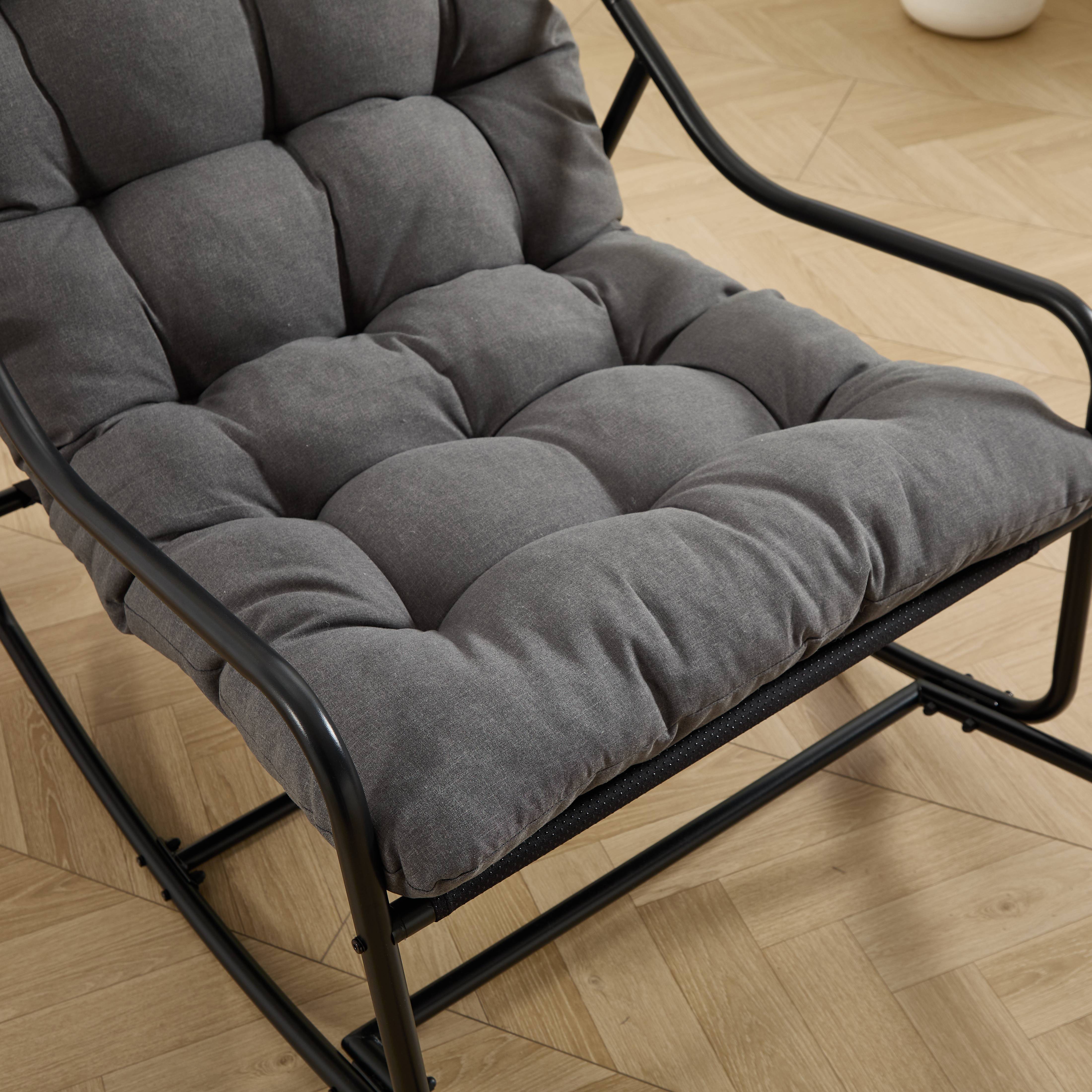 Fauteuil à bascule confortable avec rembourrage épais, idéal pour le salon, la chambre, le jardin et la terrasse. Structure noire, coussin gris. - Image 3