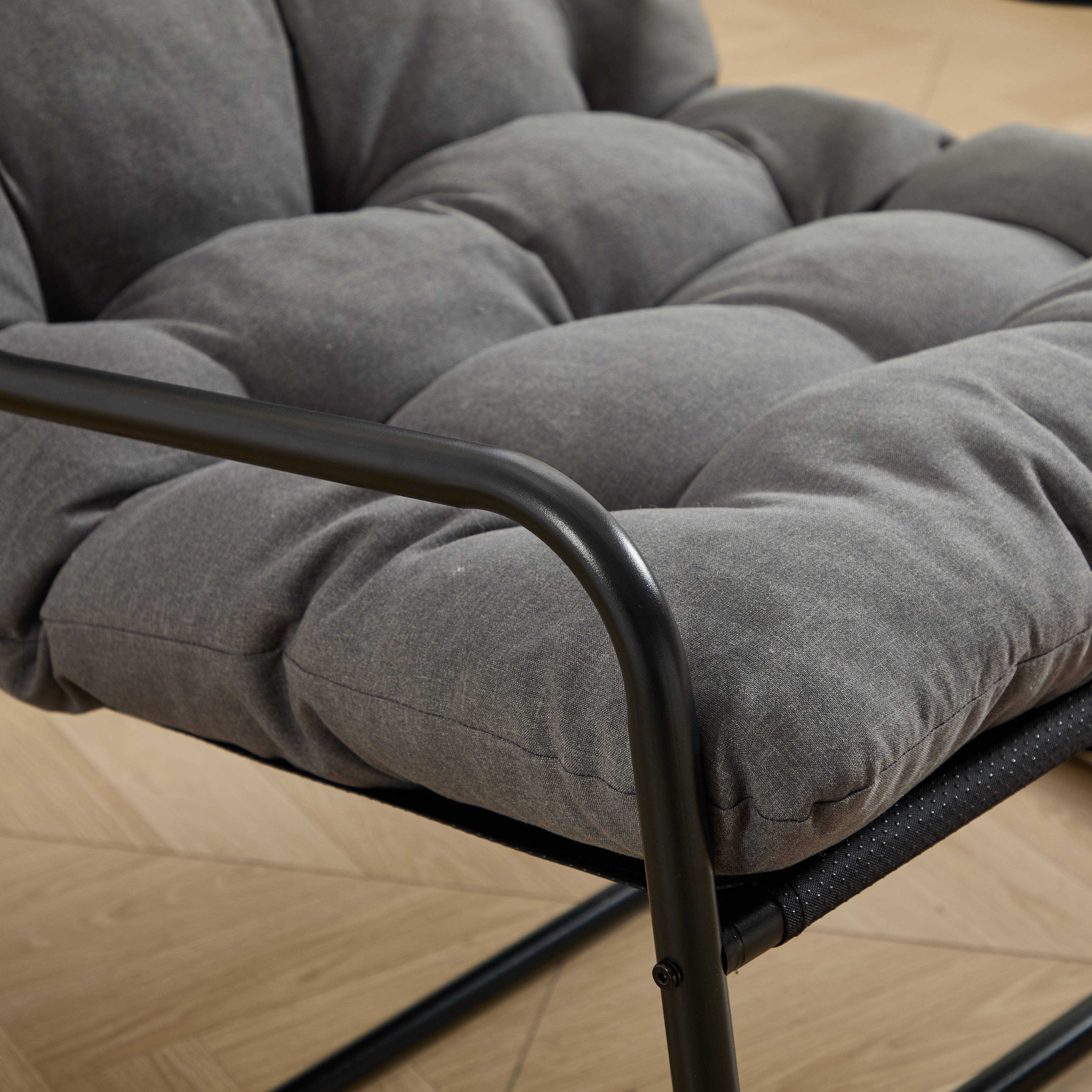 Fauteuil à bascule confortable avec rembourrage épais, idéal pour le salon, la chambre, le jardin et la terrasse. Structure noire, coussin gris. - Image 5
