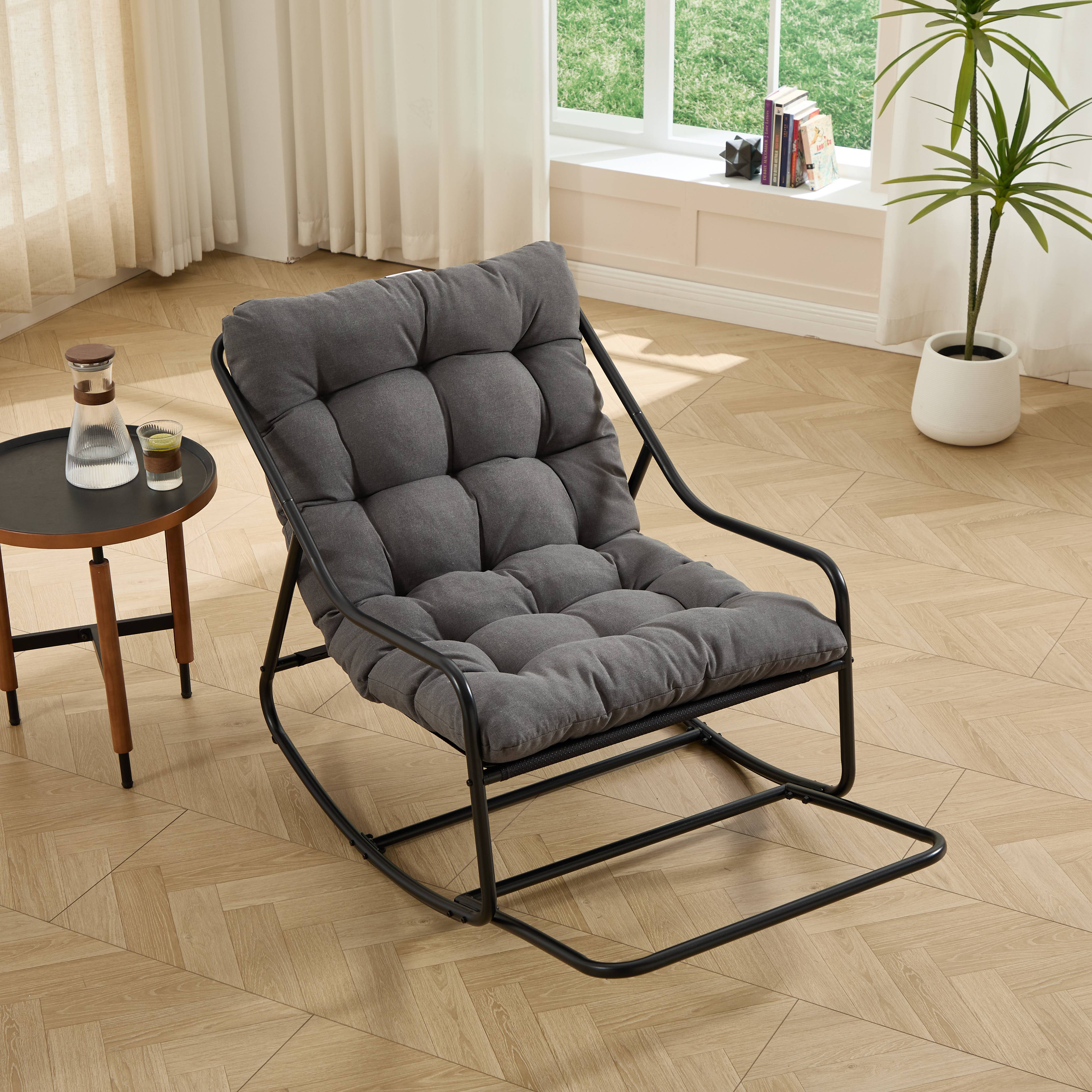 Fauteuil à bascule confortable avec rembourrage épais, idéal pour le salon, la chambre, le jardin et la terrasse. Structure noire, coussin gris. - Image 1