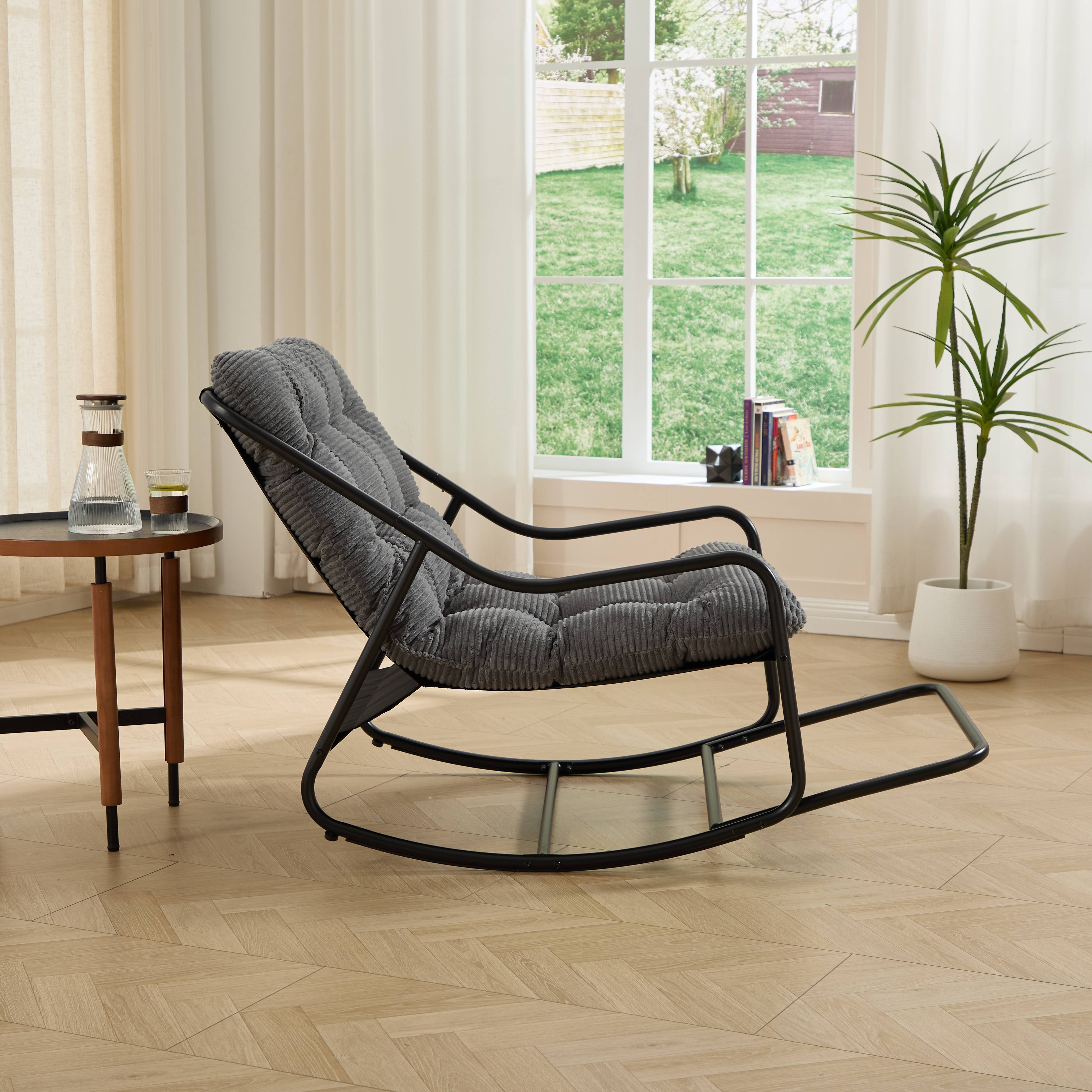 Fauteuil à bascule confortable avec rembourrage épais, idéal pour le salon, la chambre, le jardin et la terrasse. Structure noire, coussin gris. - Image 6