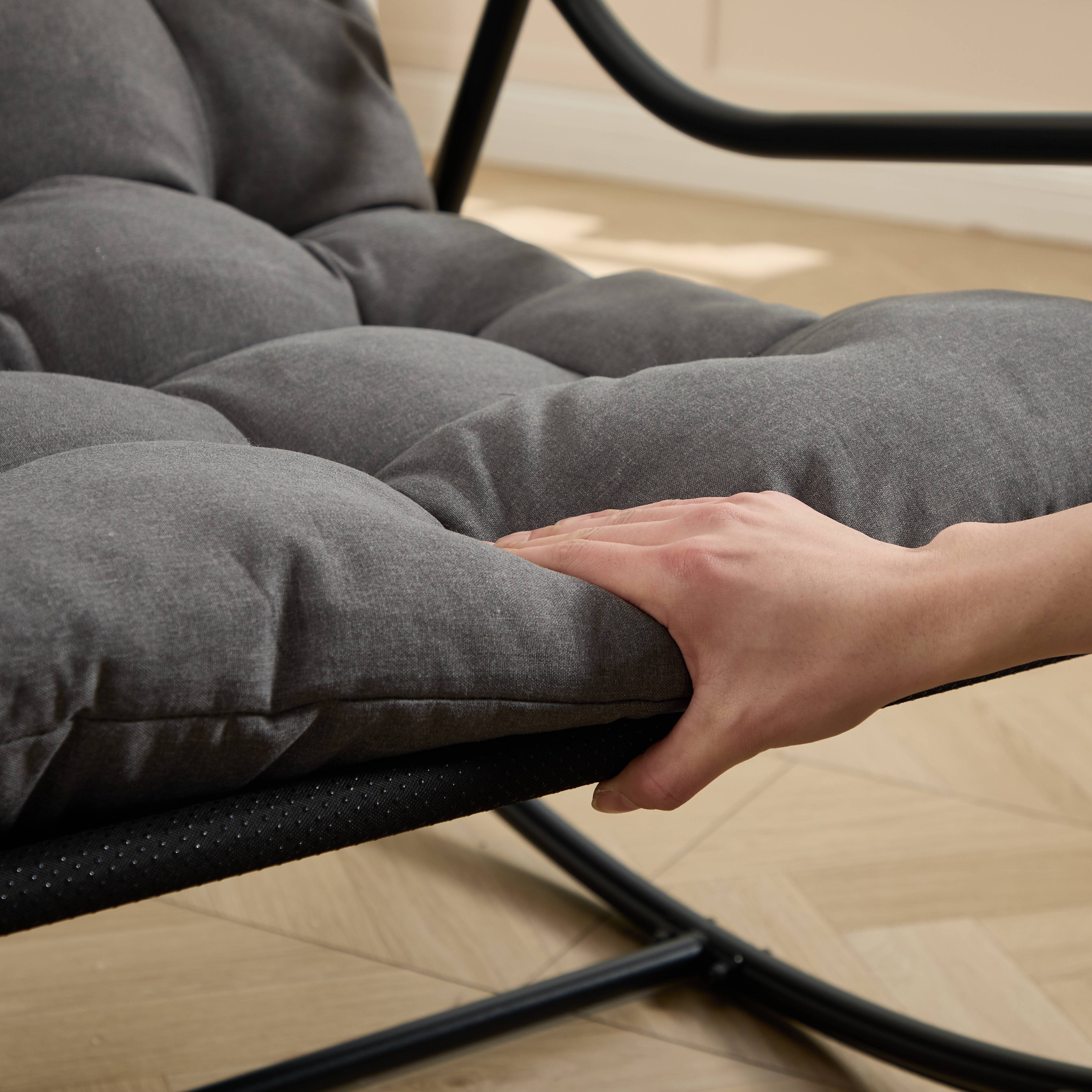Fauteuil à bascule confortable avec rembourrage épais, idéal pour le salon, la chambre, le jardin et la terrasse. Structure noire, coussin gris. - Image 4
