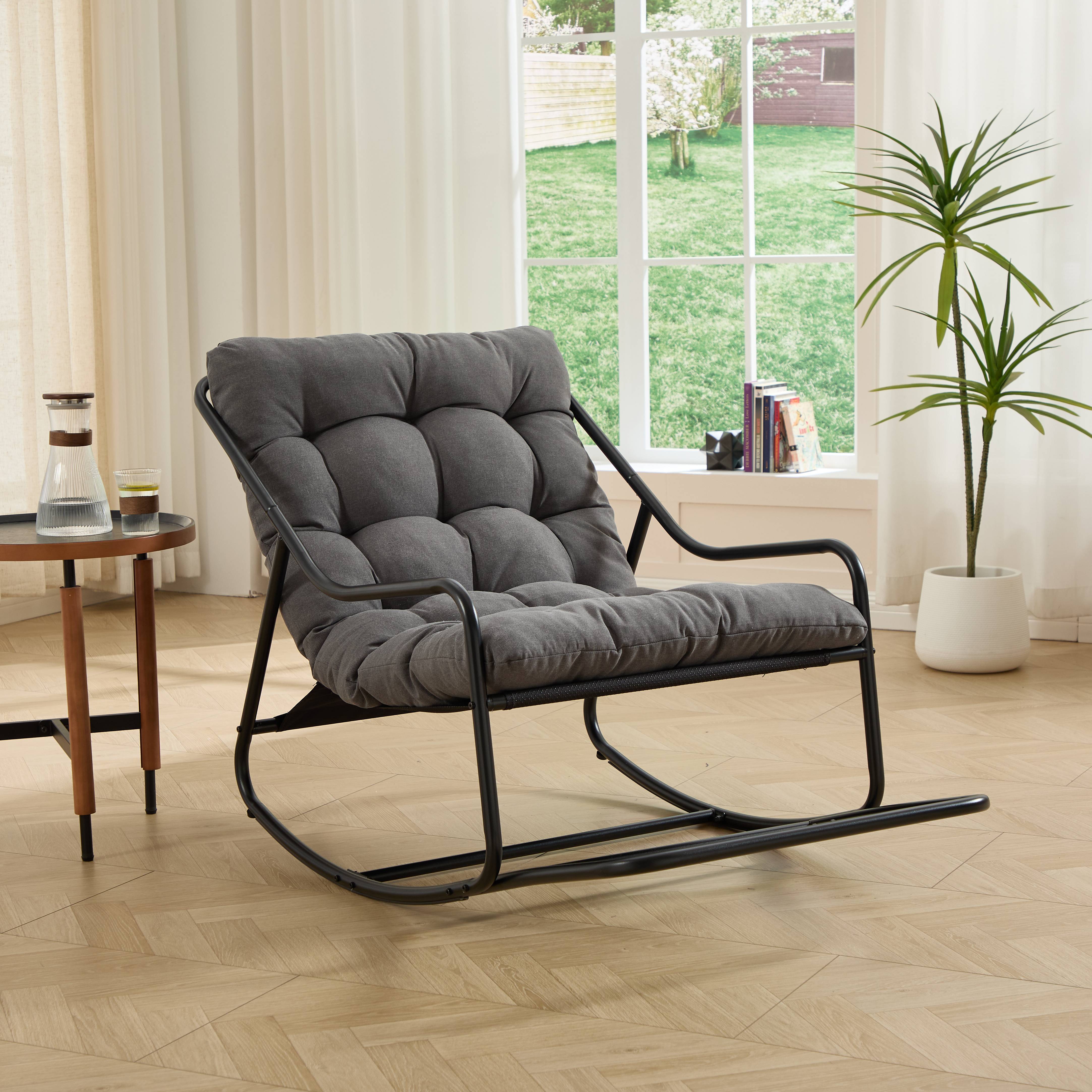 Fauteuil à bascule confortable avec rembourrage épais, idéal pour le salon, la chambre, le jardin et la terrasse. Structure noire, coussin gris. - Image 2