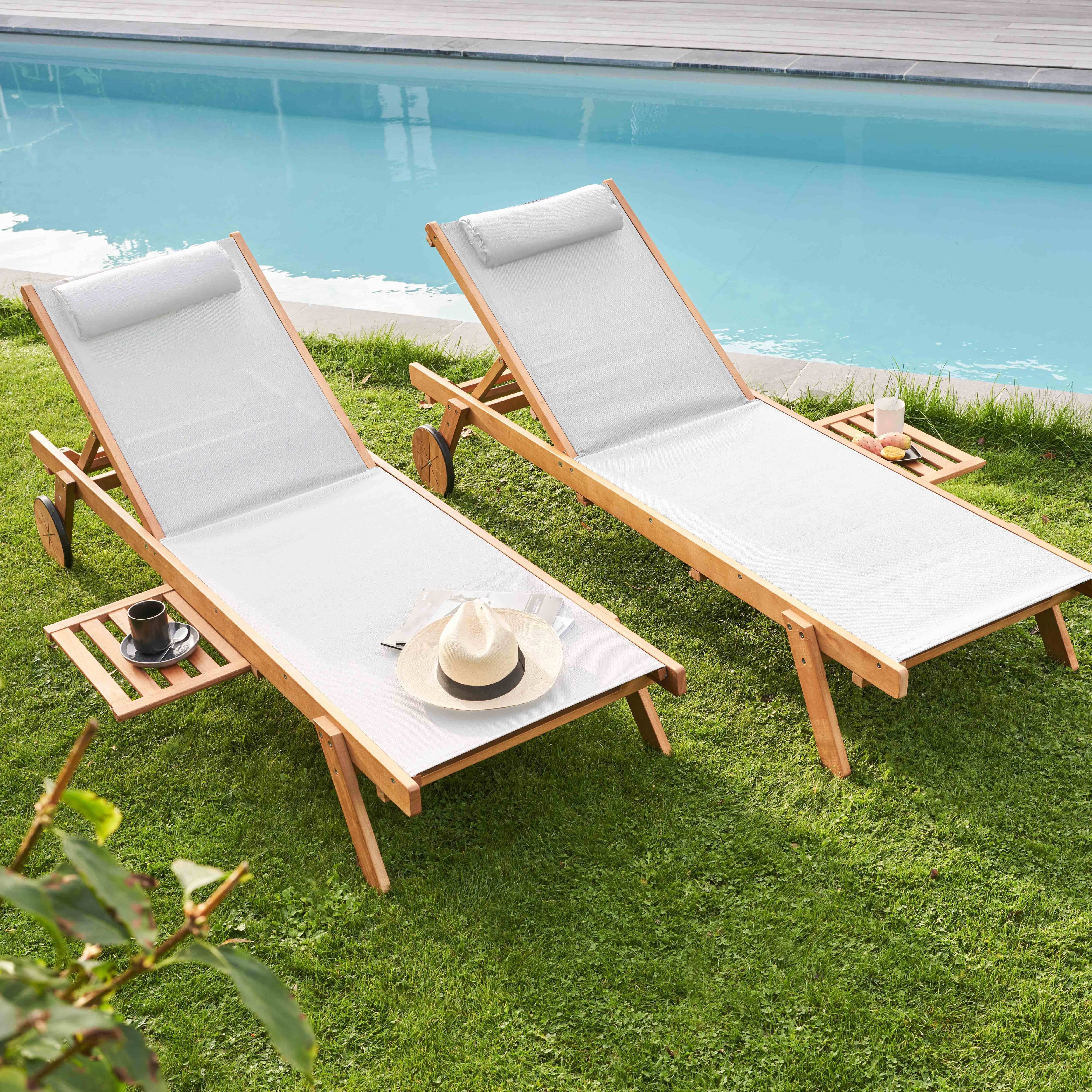 Oviala - Lot de 2 bains de soleil avec coussin et tablette en bois blanc Goa - Oviala - Image 2