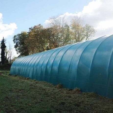 Abri tunnel en largeur 6 m pas à 1.50 m - Long 27 m, type 450µ vert/blanc, Façade 1 porte dble et 1 façade pleine, Fix. Sol béton - Image 3