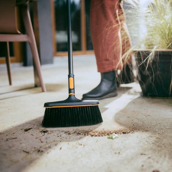 Fiskars - Balai de terrasse - OneClick - nettoyage jardin et surfaces extérieures - Image 2