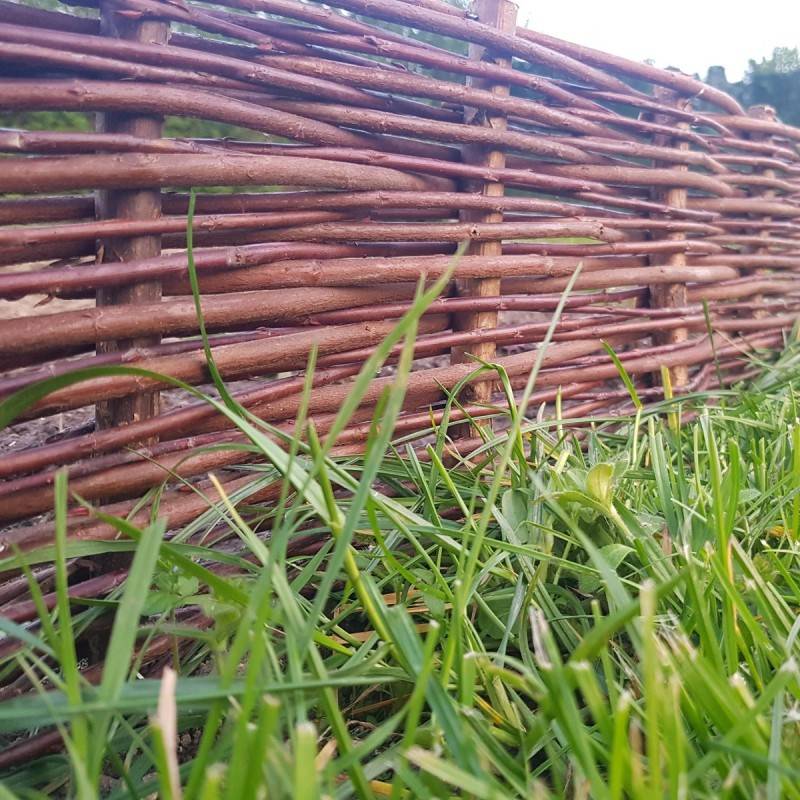 Lot de 4 bordures en osier tressé et piquets noisetier à planter L 1 m x H 20 cm - Easy Clôture - Image 4