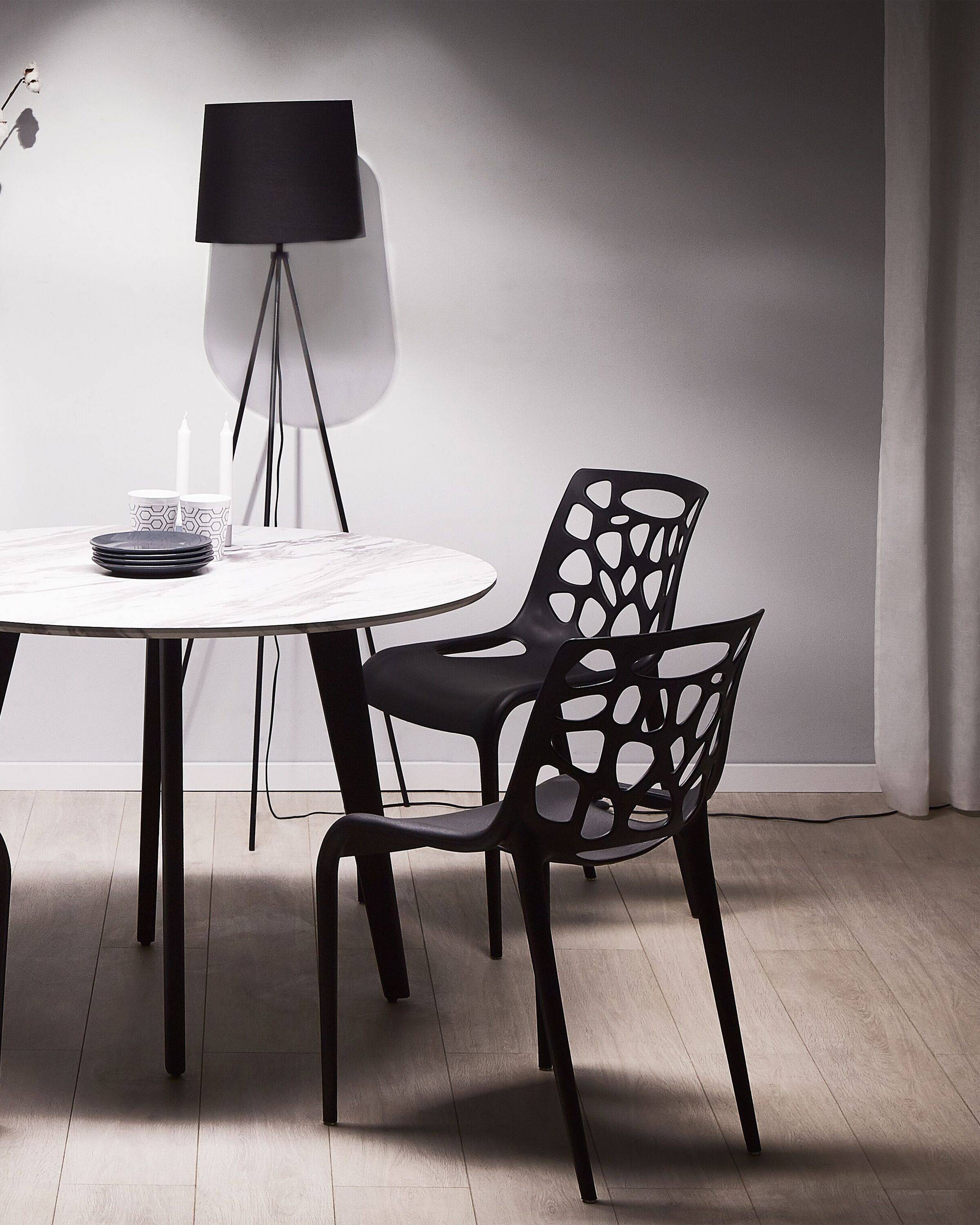 Chaise d'Intérieur et d'Extérieur en Plastique Noir Empilable Résistante pour Salon Salle à Manger ou Jardin au Style Moderne - Image 2