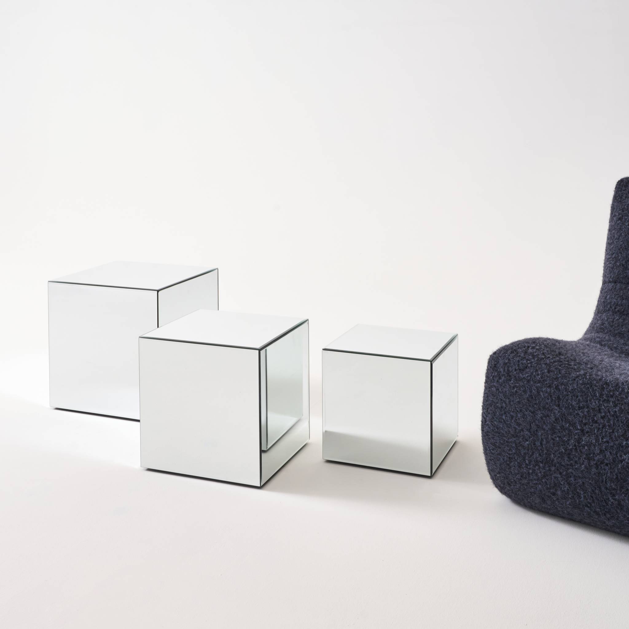 Table cubique miroir transparent. bout de canapé. table d'appoint cube ...