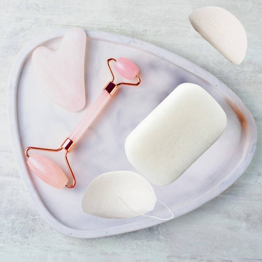 Accessoires essentiels inspirés par la nature. Chaque pièce, soigneusement sélectionnée, offre qualité et bienfaits pour votre peau - Image 1