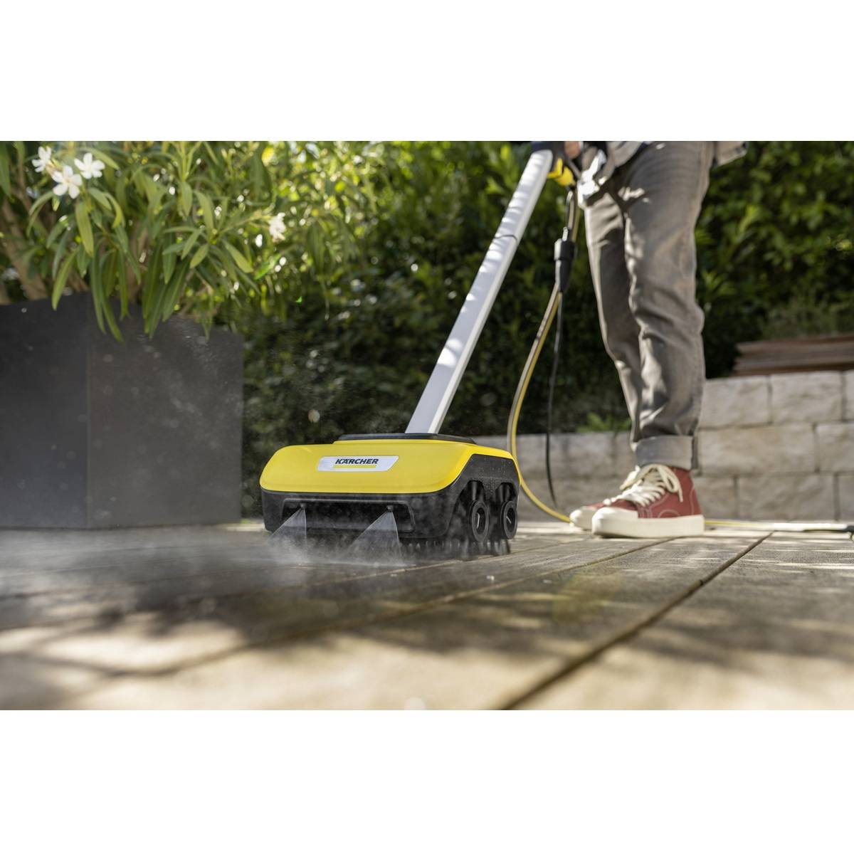 Nettoyeur de terrasses en bois Kärcher PCL 6 Patio Cleaner - Nettoyage en profondeur, sans effort, dans le sens de la fibre du - Image 8