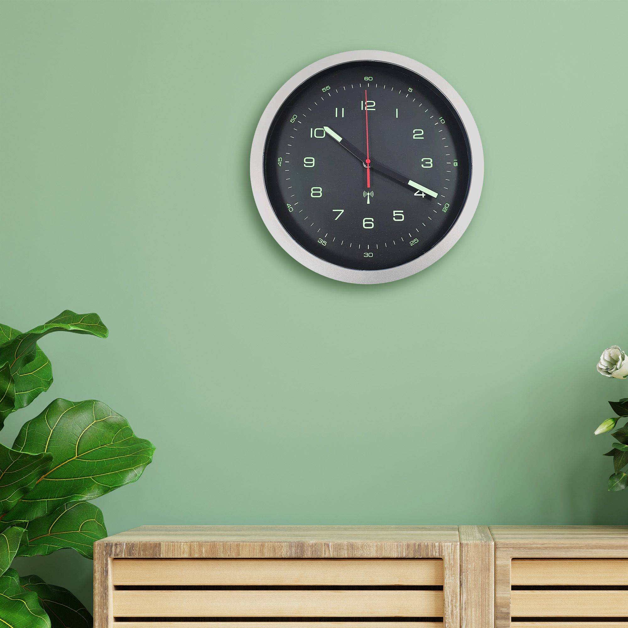 Horloge Murale Style Compteur - Fond Noir Cadre Argent Chiffres Phosphorescents Ø30 Cm - Image 2