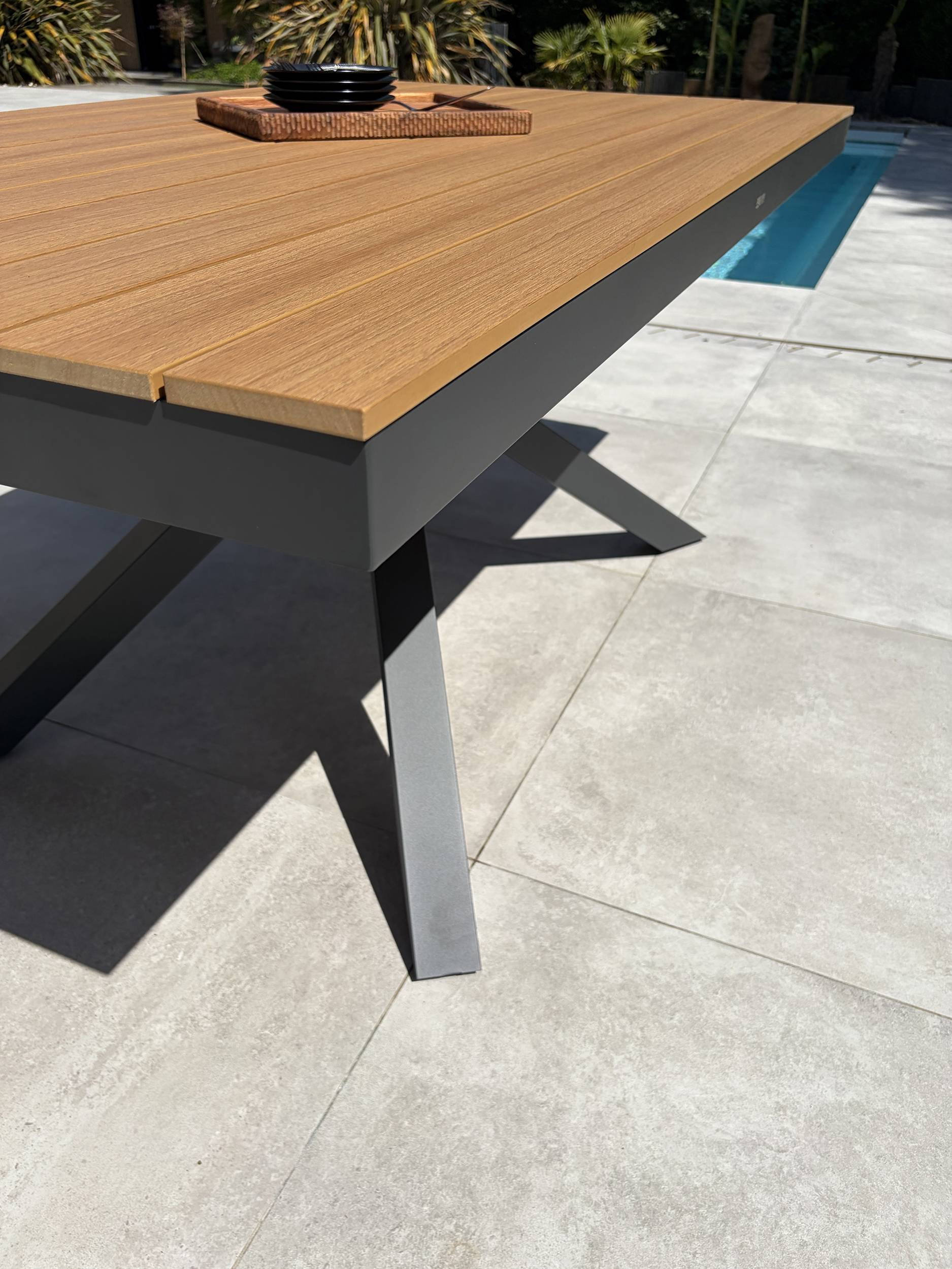 Dcb Garden - Table de jardin en alu plateau polywood aspect bois - Gris anthracite - LAMU - Image 2