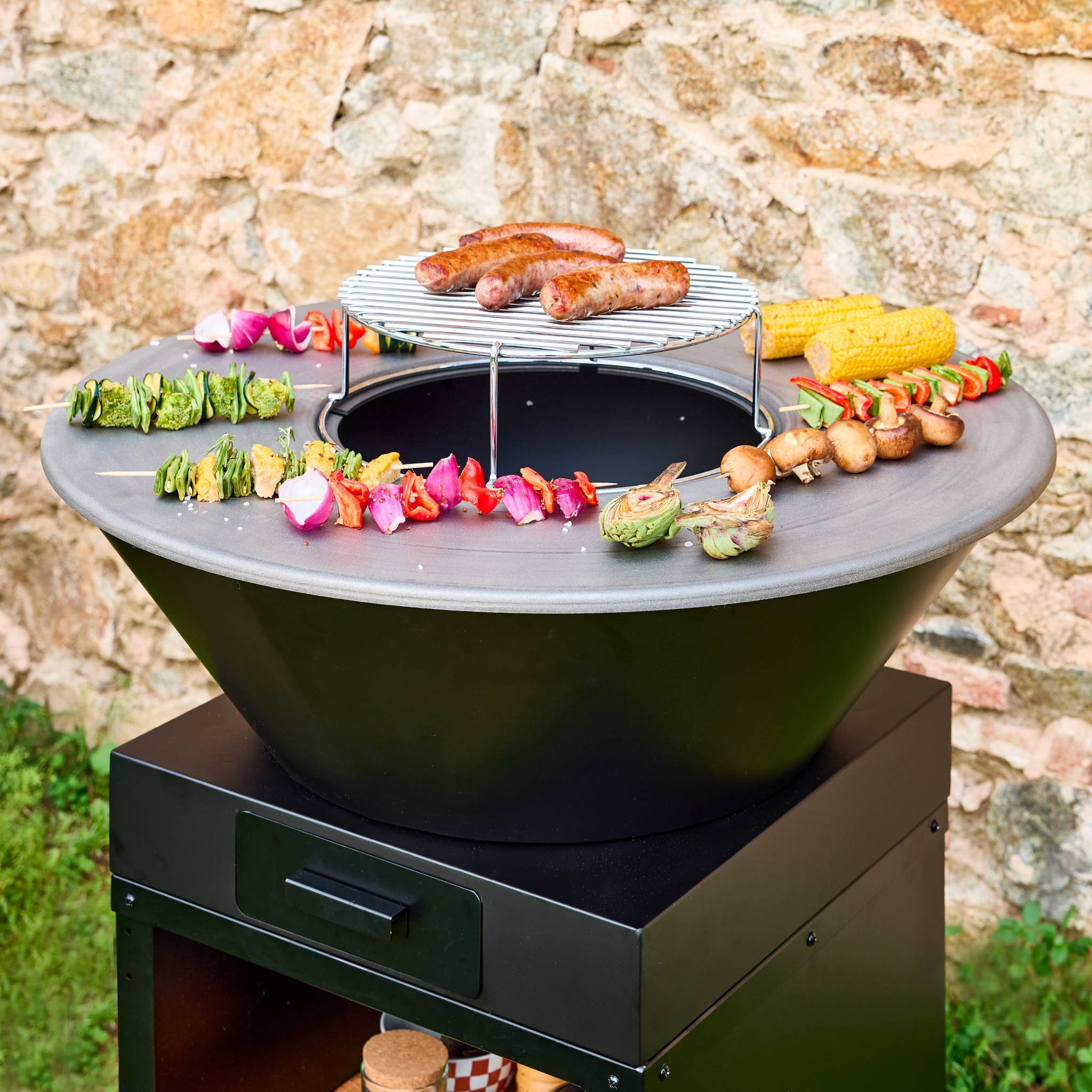sweeek - Brasero barbecue Ø81.5cm avec grille de cuisson. espace de stockage pour le bois + Housse en polyester | sweeek - Image 3
