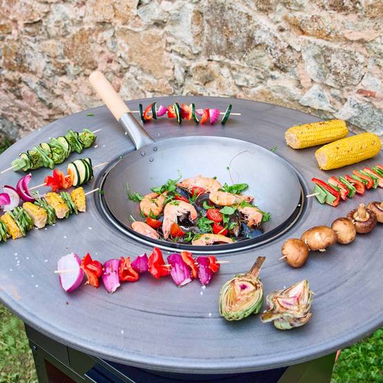 sweeek - Brasero barbecue Ø81.5cm avec grille de cuisson. espace de stockage pour le bois + Housse en polyester | sweeek - Image 6