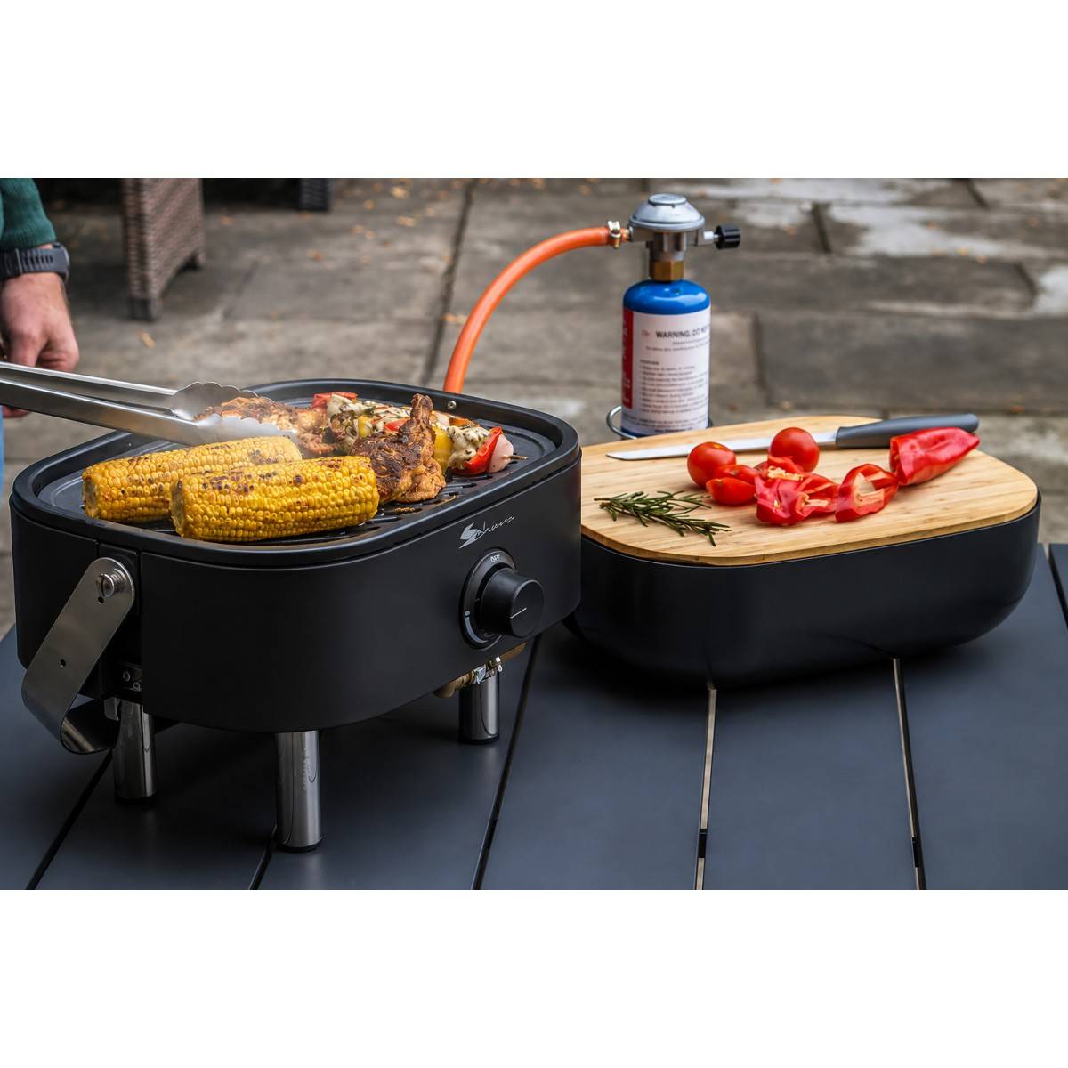 Barbecue à Gaz Portable Compact 2,7kW Grille en Fonte Mini Barbecue de Table Noir Planche à Découper Bois 2 à 4 Personnes Sahara - Image 5