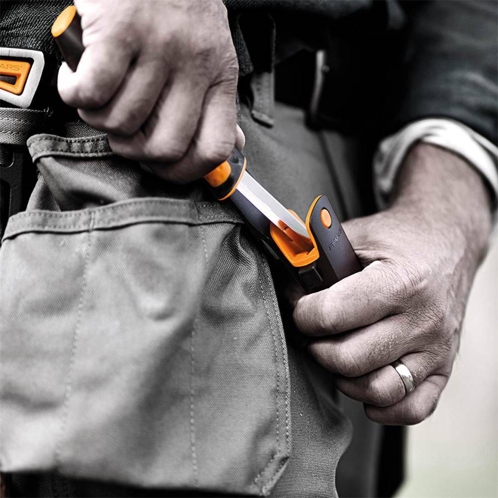 Fiskars - Couteau multi-usages Fourreau - aiguiseur intégré - surface de frappe - Image 2