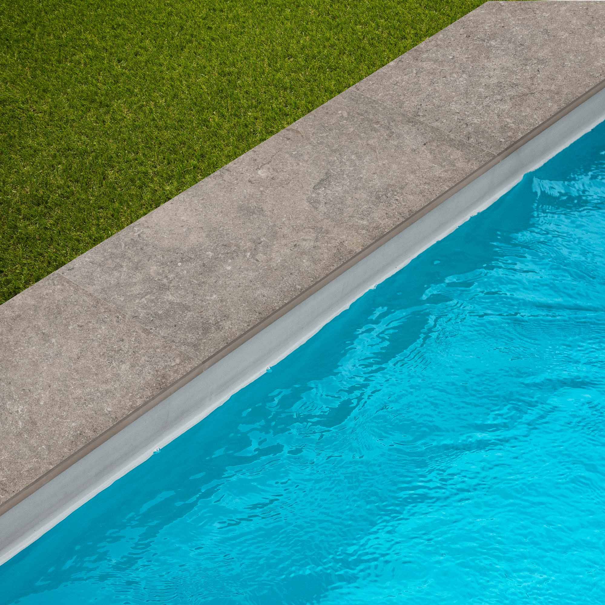 Margelle de piscine effet Pierre Gris Cotto 60x28x2 cm Bord Droit Pietra  - RO'MA CARRELAGE - Image 1