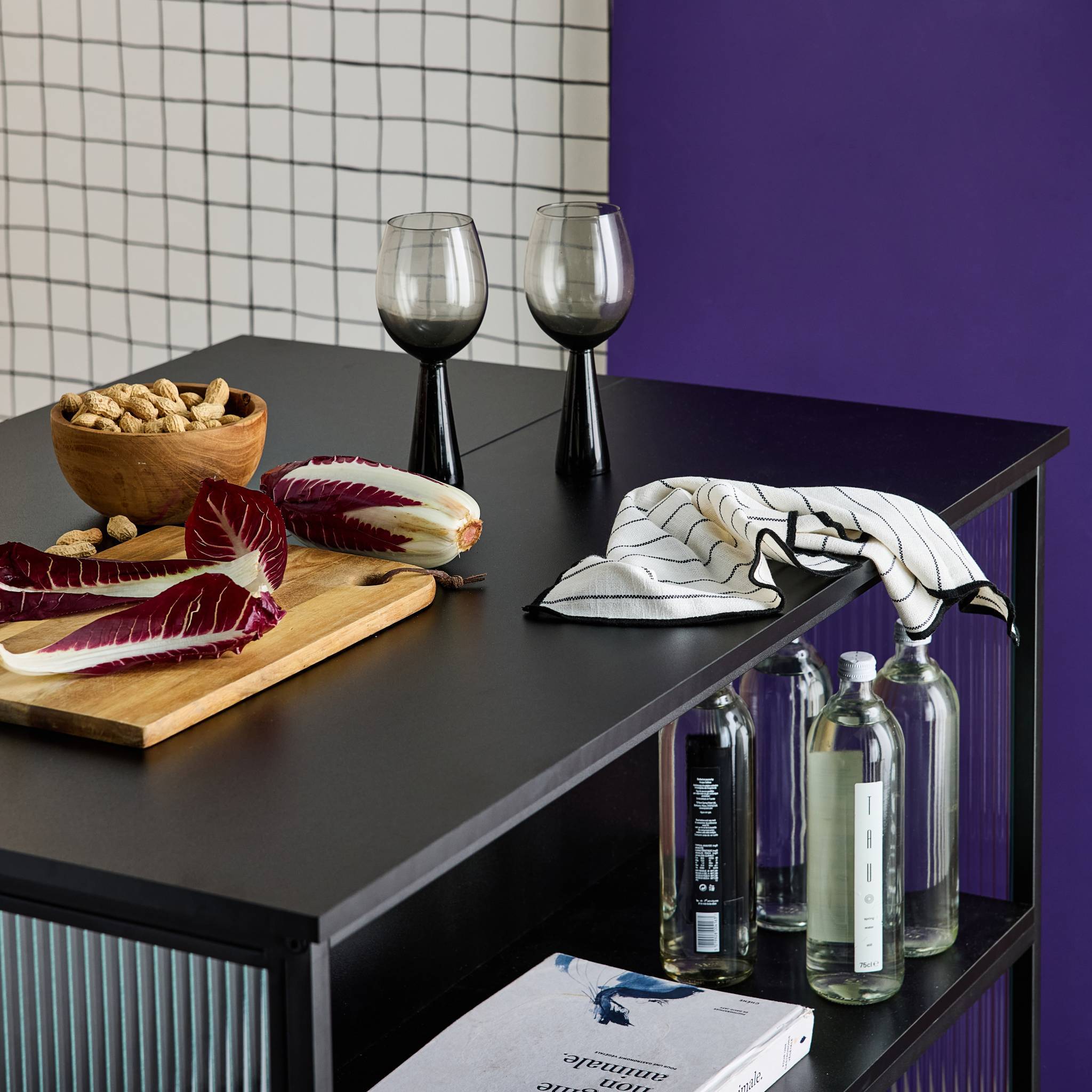 Desserte De Cuisine Noire BENDOR Sweeek – Plateau Hévéa, 4 Roues, Tiroir, Double Porte Et Étagère – Style Contemporain 56x46x90 Cm