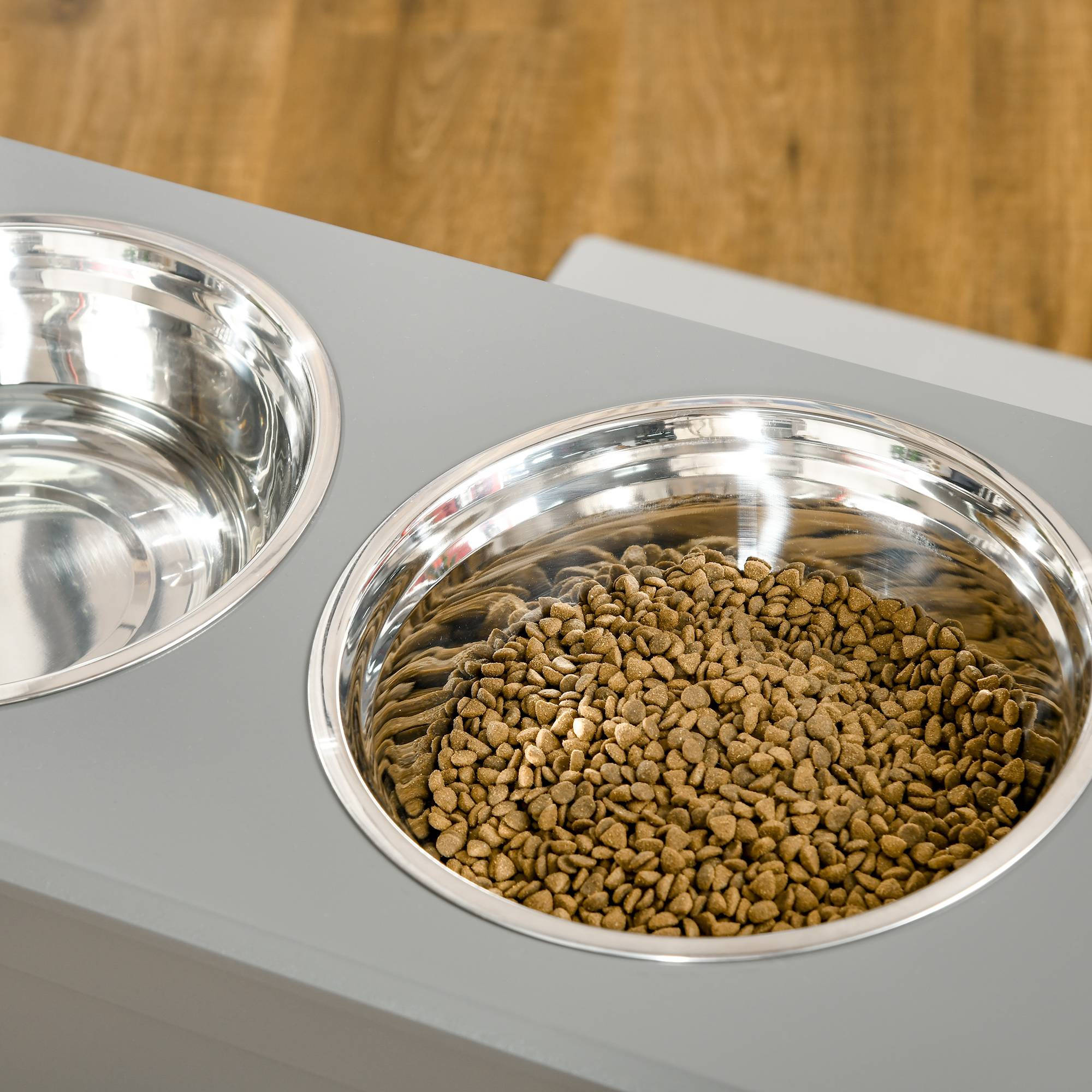 ComfortXL - Station repas chien surélevée MDF gris 60 x 30 x 41 cm 2 gamelles inox amovibles avec rangement intégré - Image 9
